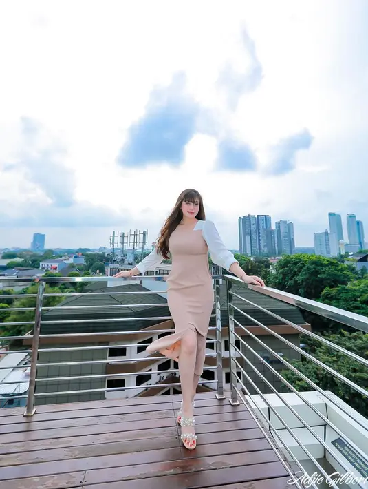 "Kalau makan bareng kayaknya sesama teman biasa ya, karena aku sering makan bareng juga sama kak Mel (Melaney Ricardo) juga. Janjian makan sama bunda Inul, kayaknya itu satu hal yang wajar," pungkas Celine Evangelista. (Instagram/celine_evangelista)