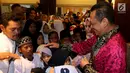 Ketua DPR RI Bambang Soesatyo saat menggelar halalbihalal di kediamannya di Jakarta, Jumat (15/6). Kegiatan rutin dalam rangka merayakan hari raya Idul Fitri 1439 H ini dihadiri oleh pejabat, legislator serta masyarakat umum. (Liputan6.com/Johan Tallo)