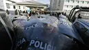Petugas kepolisian memblokir pintu masuk usai kerusuhan di penjara Topo Chico, Monterrey, Meksiko, Kamis (11/2). Perkelahian pecah sekitar tengah malam antara para narapidana dari kubu-kubu yang bersaing di penjara Topo Chico. (REUTERS/Daniel Becerril)
