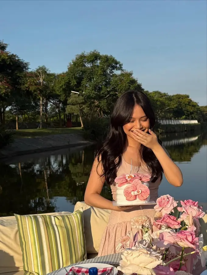 Tampilan Dreamy Hanggini dengan Dress Pink Saat Dapat Kejutan Ulang Tahun dari Luthfi Aulia di Tengah Danau