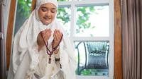 Ilustrasi Membaca Al Qur’an Credit: shutterstock.com