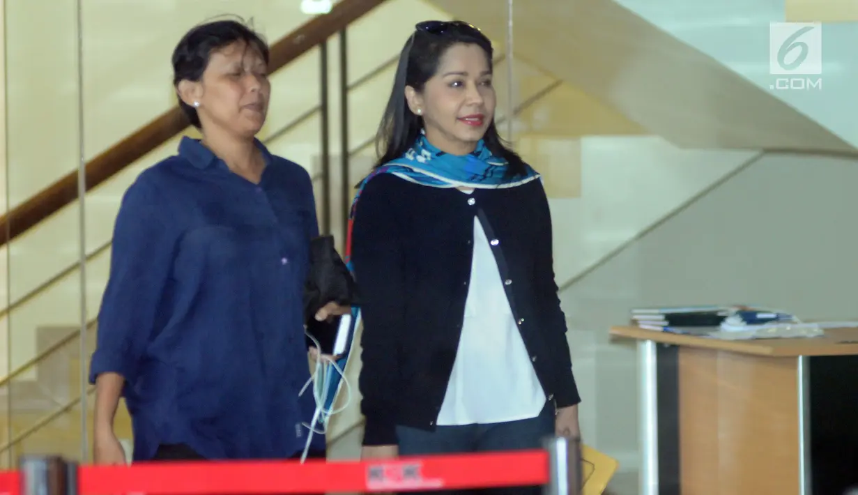 Penyanyi Istiningdiah Sugianto atau Iis Sugianto (kanan) bersiap keluar dari Gedung KPK, Jakarta, Senin (15/1). Iis diperiksa diperiksa sebagai saksi untuk tersangka mantan Dirut Garuda Indonesia, Emirsyah Satar. (Liputan6.com/Helmi Fithriansyah)