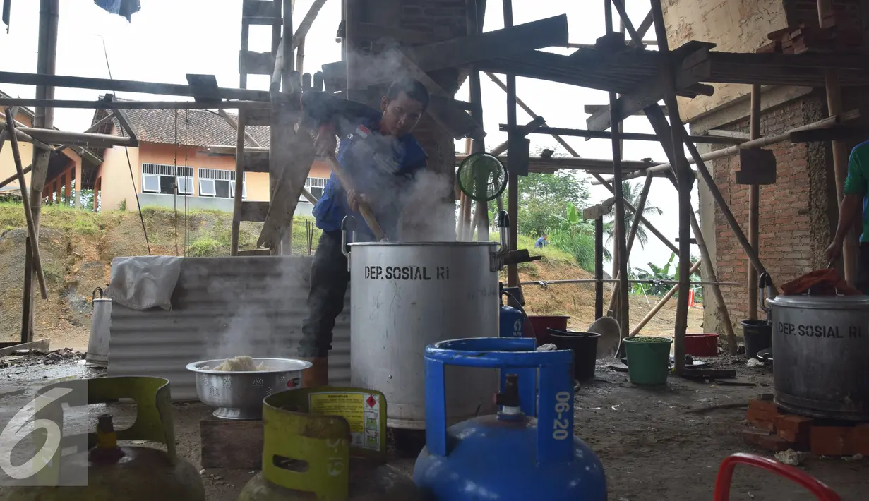 Petugas mempersiapkan nasi saat evakuasi tanah longsor di Desa Clapar Kecamatan Madukara Banjarnegara, Jawa Tengah, Kamis (31/03). Diperkirakan tanah masih mengalami pergerakan Tim Gabungan mempercepat evakuasi warga ke tempat aman. (Liputan6.com/Gholib)