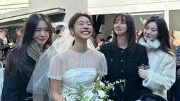 Dalam postingan Instagramnya, Hyeri mengingat kembali momen saat Sojin memintanya untuk memberikan speech di hari bahagianya. Kata Hyeri, perasaannya kala itu langsung campur aduk. (Foto: Instagram/ hyeri_0609)