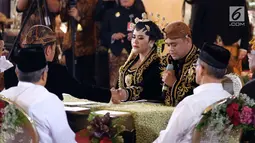 Presiden Joko Widodo saat menikahkan putrinya, Kahiyang Ayu dengan Bobby Nasution dalam prosesi ijab kabul di Gedung Graha Saba, Solo, Jawa Tengah, Rabu (8/11). (Liputan6.com/Pool/Jimboengphoto)