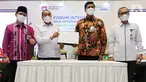 Anggota DJSN Subiyanto, Ketua Dewan Pengawas BPJAMSOSTEK Muhammad Zuhri, Direktur Utama BPJAMSOSTEK Anggoro Eko Cahyo dan Pimpinan KPK RI Alexander Marwata usai menandatangani Sistem Manajemen Anti Penyuapan (SMAP) di Plaza BPJAMSOSTEK, Jakarta (13/12/2021). (Liputan6.com/Fery Pradolo)