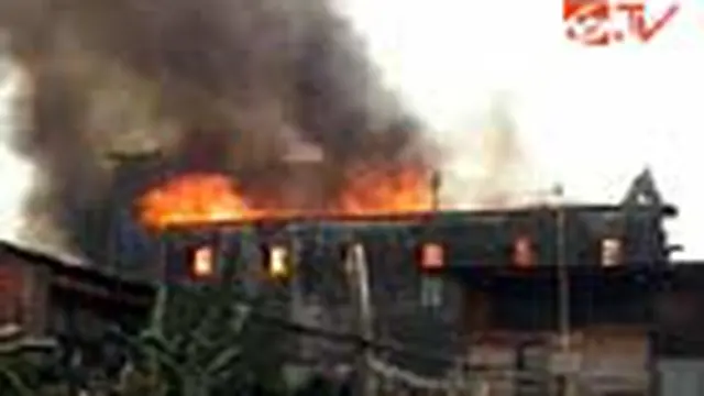 Puluhan rumah kontrakan di daerah Kapuk, Cengkareng, Jakbar, ludes terbakar. Puluhan kepala keluarga kehilangan tempat tinggal dan kerugian diperkirakan mencapai ratusan juta rupiah.