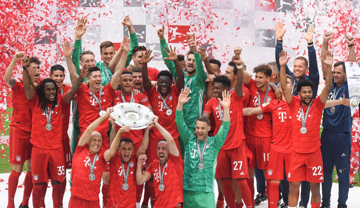 Pemain Bayern Munchen mengangkat trofi Bundesliga usai mengalahkan Frankfurt di Allianz Arena, Jerman, Sabtu (18/5). Munchen menang 5-1 atas Frankfurt. (Christof Stache/AFP).