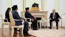 Presiden Prabowo Subianto diketahui tiba di Bandara Vnukovo-2, Moskow, pada pukul 07.45 waktu setempat dan disambut oleh pejabat tinggi Rusia sebelum melanjutkan pertemuan empat mata dengan Presiden Vladimir Putin. Tampak dalam foto, Presiden Republik Indonesia, Prabowo Subianto (kedua kanan) saat melakukan pertemuan dengan Presiden Rusia Vladimir Putin di Istana Kremlin, Moskow pada Senin 13 April 2026. (Igor IVANKO/POOL/AFP)