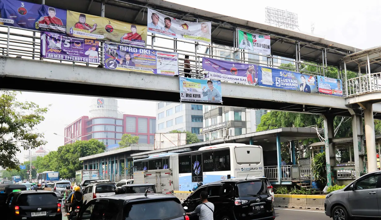 Berdasarkan Pasal 71 Peraturan KPU Nomor 15 Tahun 2023 tentang Kampanye Pemilihan Umum, terdapat beberapa lokasi yang dilarang untuk memasang APK. (Liputan6.com/Herman Zakharia)