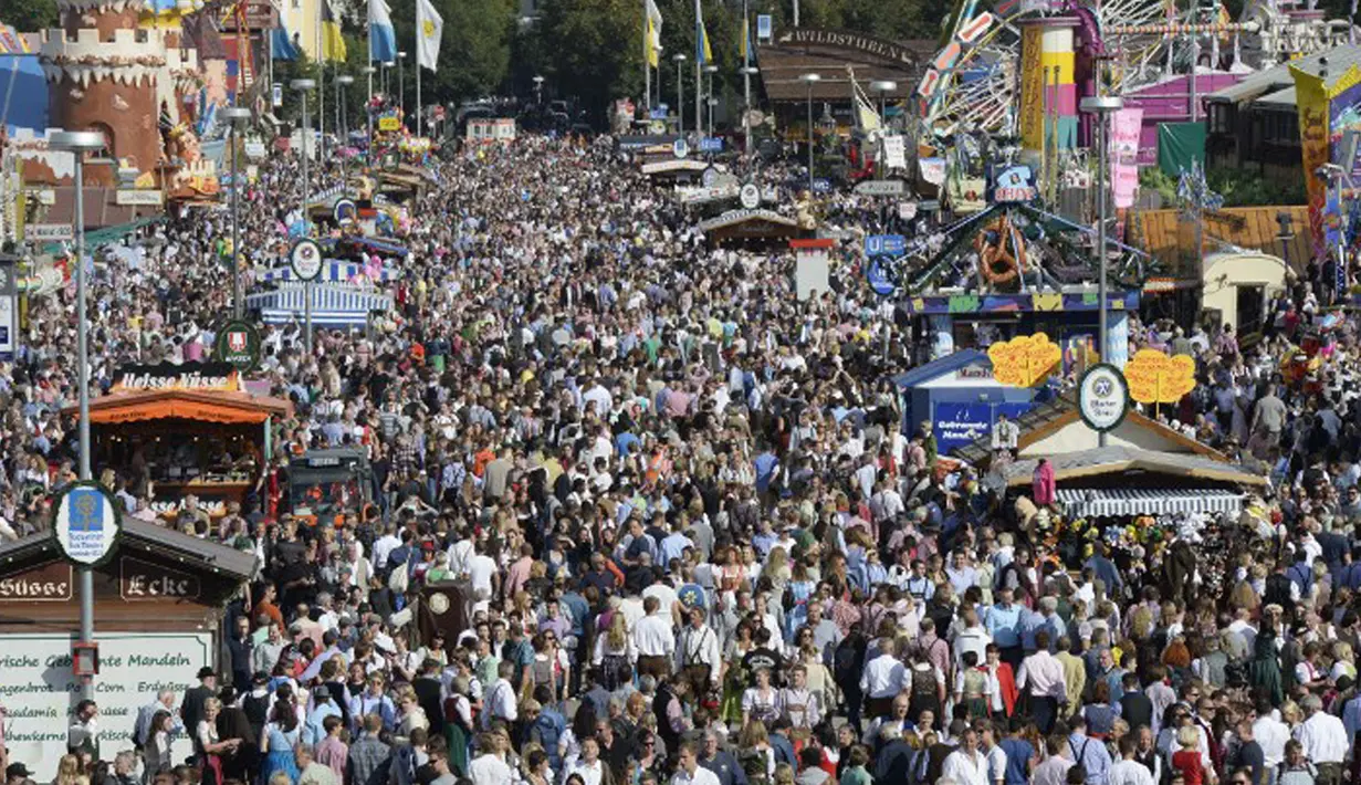Pengunjung Festival Bir Oktoberfest membanjiri kota Munich saat pembukaan Oktoberfest, Jerman (19/9/2015). Oktoberfest di Jerman adalah festival bir terbesar di dunia yang akan berlangsung hingga 4 Oktober 2015. (AFP Photo / Christof stache) 