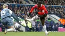 Louis Saha. Striker Prancis yang kini berusia 43 tahun dan telah pensiun pada Agustus 2013 bersama Lazio ini menjadi salah satu pemain termahal asal Prancis yang pernah didatangan Manchester United. Ia didatangkan pada tengah musim 2003/2004 dari Fulham dengan nilai transfer 17,5 juta euro atau kini setara Rp268 miliar. Bertahan hingga akhir musim 2007/2008 ia total tampil dalam 124 laga bersama MU di semua ajang dengan torehan 42 gol dan 18 assist. (AFP/Glenn Campbell)