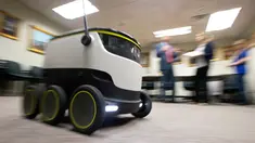 Robot Pengirim buatan The Starship Technologies melakukan demonstrasi di Virginia, AS (25/1). Robot ini nantinya akan berfungsi untuk mengirim makanan disekitar komplek perkantoran di wilayah tersebut. (AP Photo/Steve Helber)