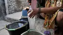 Warga memasukkan air PAM yang masih keruh dan berbau ke dalam botol di Kampung Baru Kubur Koja, Penjaringan, Jakarta, Minggu (6/10/2019). Akibat peristiwa ini warga terpaksa menggunakan air sumur milik tetangga setempat. (merdeka.com/Iqbal S Nugroho)