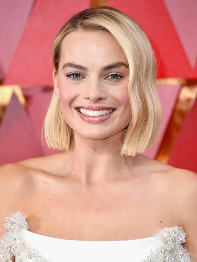 Kenakana Gaun Putih, Margot Robbie Tampil Menawan Saat Hadiri Academy Awards