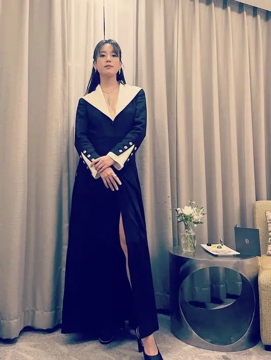 Han Hyo Joo mengenakan dress hitam berkerah putih dari koleksi resort 2022 brand Chanel dipadukan stiletto heels warna serasi. [@hanhyojoo222]