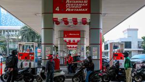 Pertamina juga melakukan berbagai upaya strategis dan optimalisasi distribusi untuk memastikan ketersediaan energi tetap terjaga bagi masyarakat. Tampak dalam foto, para pengendara sepeda motor mengantre untuk mengisi bahan bakar sepeda motor mereka di sebuah Stasiun Pengisian Bahan Bakar Umum (SPBU), Jakarta pada Rabu 1 April 2026. (BAY ISMOYO/AFP)