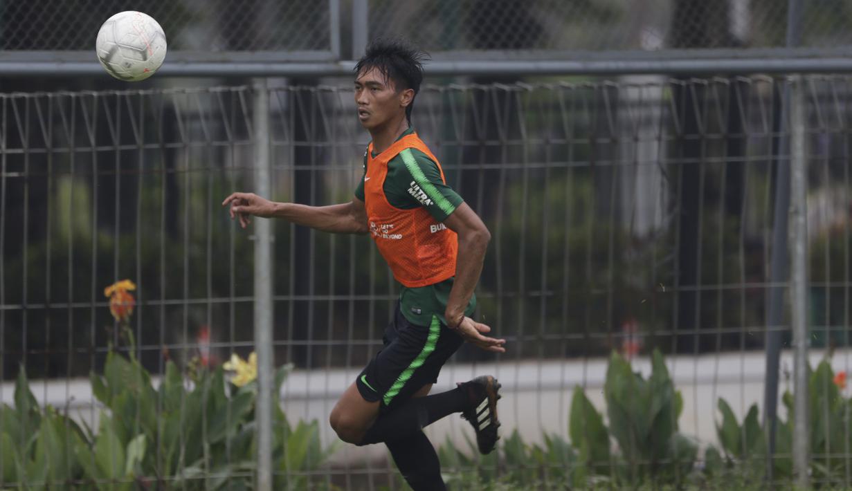 Pemain Timnas Indonesia U-22, Jayus Hariono, mengejar bola saat latihan di Lapangan ABC, Jakarta, Senin (14/1). Latihan ini merupakan persiapan jelang Piala AFF U-22. (Bola.com/Vitalis Yogi Trisna)