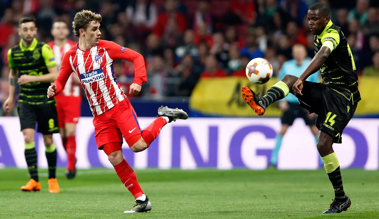 Pemain Sporting Lisbon William Carvalho mengontrol bola saat berhadapan dengan pemain Atletico Madrid Antoine Griezmann dalam pertandingan Liga Europa di stadion Metropolitano, Madrid (5/4). (AP Photo / Francisco Seco)