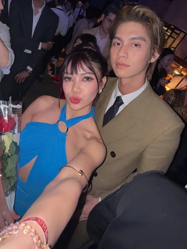 Regina Phoenix Dibalut Dress Warna Pop Hadir di Premier The White Lotus Thailand. [@reginaaphx]