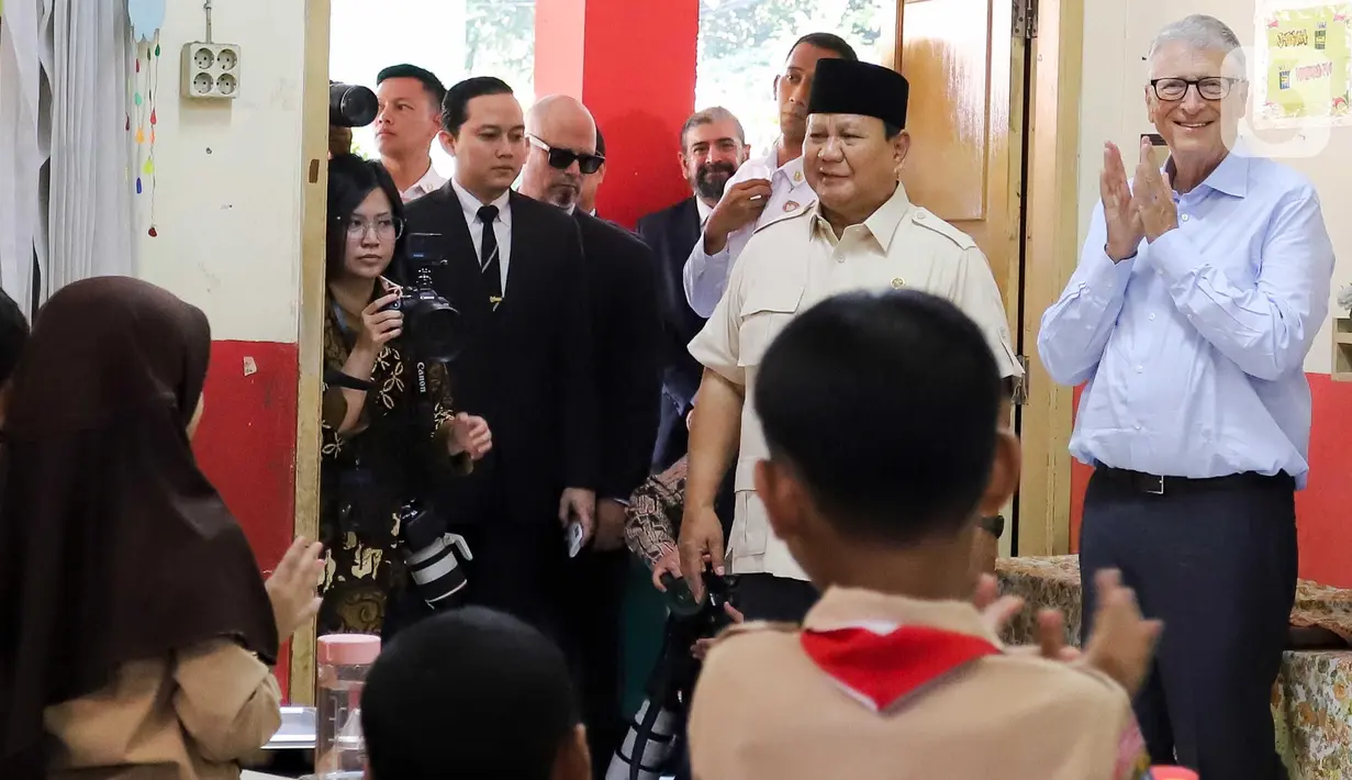 Presiden Republik Indonesia, Prabowo Subianto (kedua kanan) bersama pendiri Microsoft dan filantropis Bill Gates saat meninjau langsung pelaksanaan Program Makan Bergizi Gratis (MBG) di Sekolah Dasar Negeri (SDN) Jati 03, Jakarta, Rabu (7/5/2025). (Liputan6.com/Herman Zakharia)