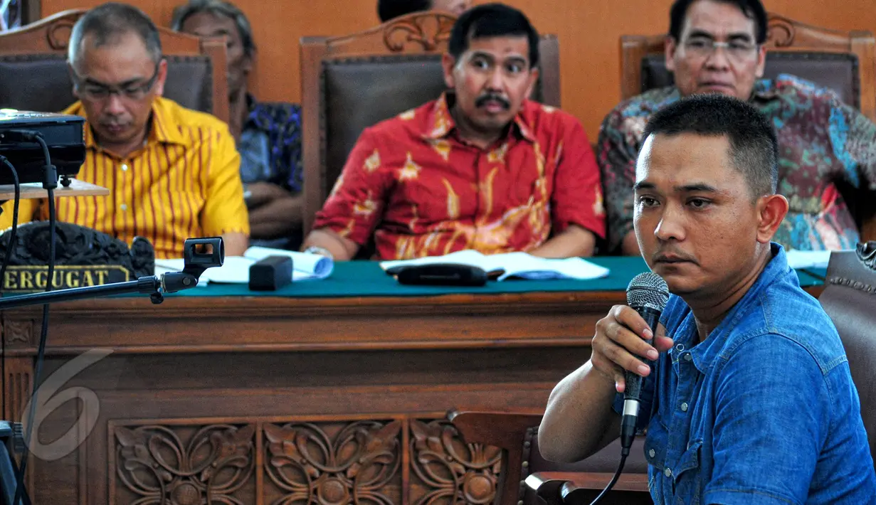 Bripka Doni Juniansyah memberikan keterangan sebagai saksi di Praperadilan Novel Baswedan, PN Jaksel, Jumat, (5/6/2015). Doni adalah anak buah Novel saat menjabat sebagai Kasat Reskrim di Bengkulu. (Liputan6.com/Yoppy Renato) 
