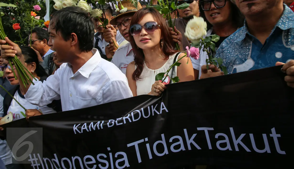 Sejumlah warga bersama organisasi masyarakat menggelar aksi solidaritas di Sarinah, Jakarta, Jumat (14/1/2016). Aksi '#KAMITIDAKTAKUT' menyerukan persatuan diantara masyarakat Indonesia untuk tidak takut aksi terorisme. (Liputan6.com/Faizal Fanani)