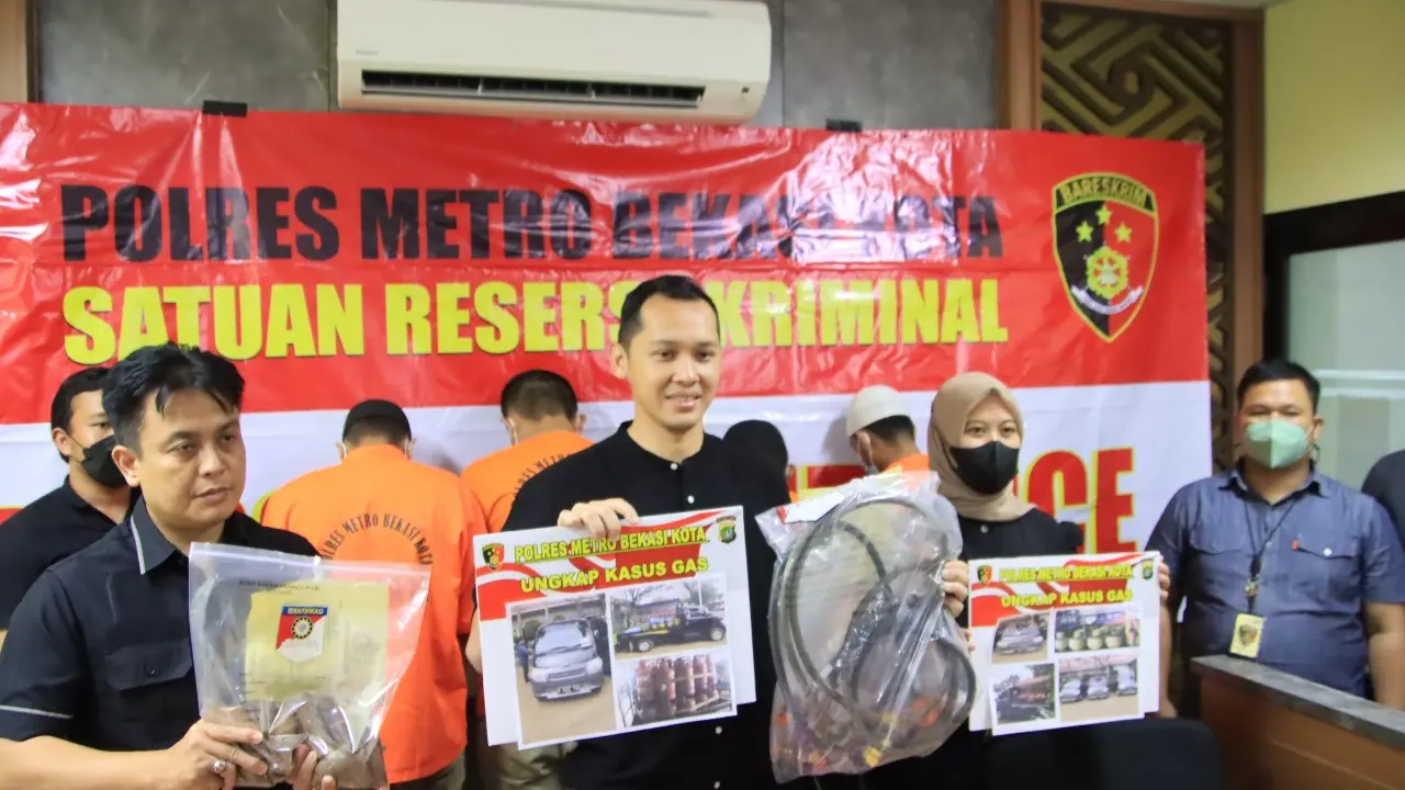 Polisi tunjukkan barang bukti kasus pengoplosan gas elpiji di Bantargebang, Kota Bekasi (Istimewa)