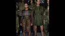 Kim Kardashian tampil bersama adik tirinya, Kendall Jenner (kanan) di Paris Fashion Week 2014, Rabu (9/7/14). (AFP PHOTO/Thomas Samson)