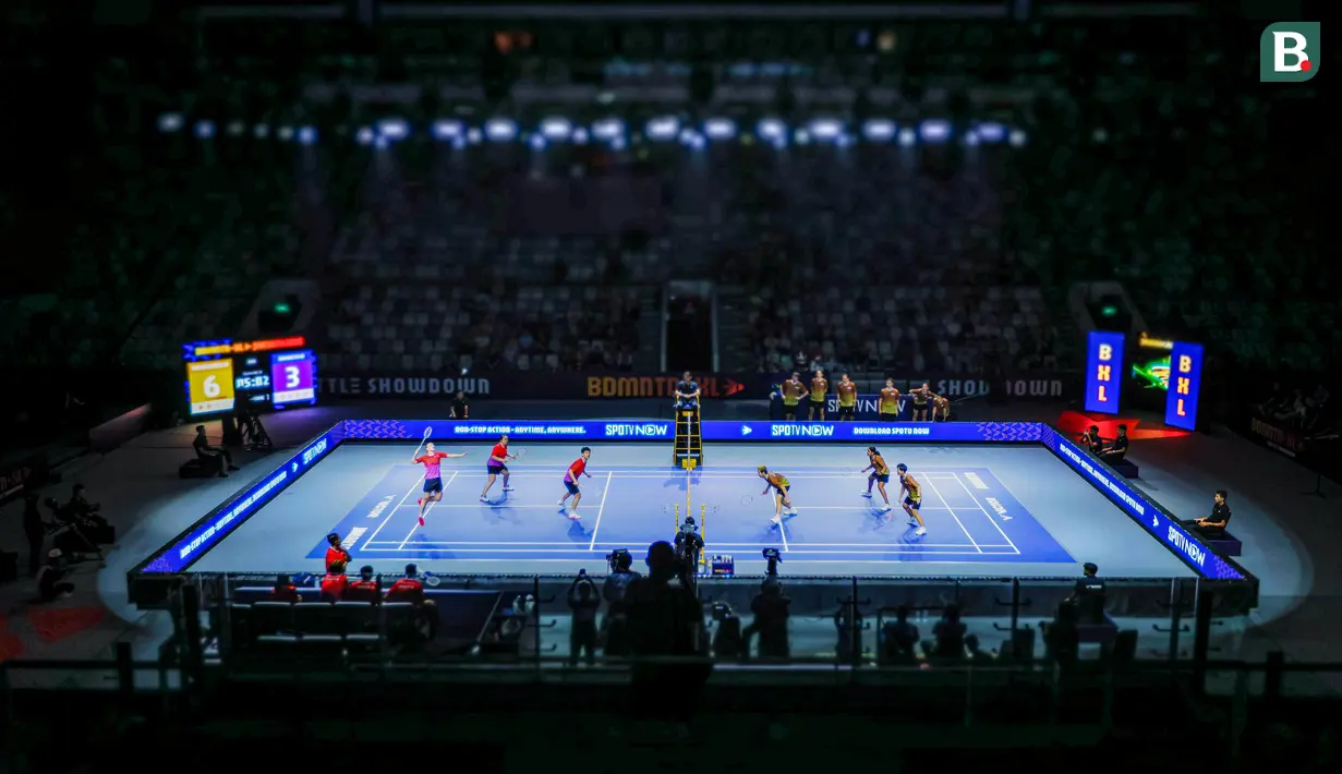 Pertandingan final Badminton XL 2025 antara tim Rockets (kiri) dan tim Hurricanes dalam laga final yang berlangsung di Istora Senayan, Jakarta, Minggu (05/10/2025). (Bola.com/Bagaskara Lazuardi)