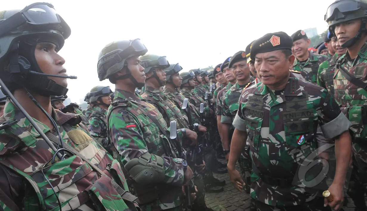 Panglima TNI Jenderal TNI Moeldoko mengecek kesiapan prajurit saat apel gelar pasukan pengamanan KAA di kawasan Monas, Jakarta, Rabu (15/4/2015). KAA ke-60 akan berlangsung pada 18-24 April 2015 di Jakarta dan Bandung. (Liputan6.com/Herman Zakharia)