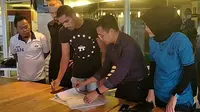 Patrick Mota (tengah), diperkenalkan secara resmi sebagai pemain baru PSIS Semarang, Rabu (24/4/2019). (Bola.com/Vincentius Atmaja)