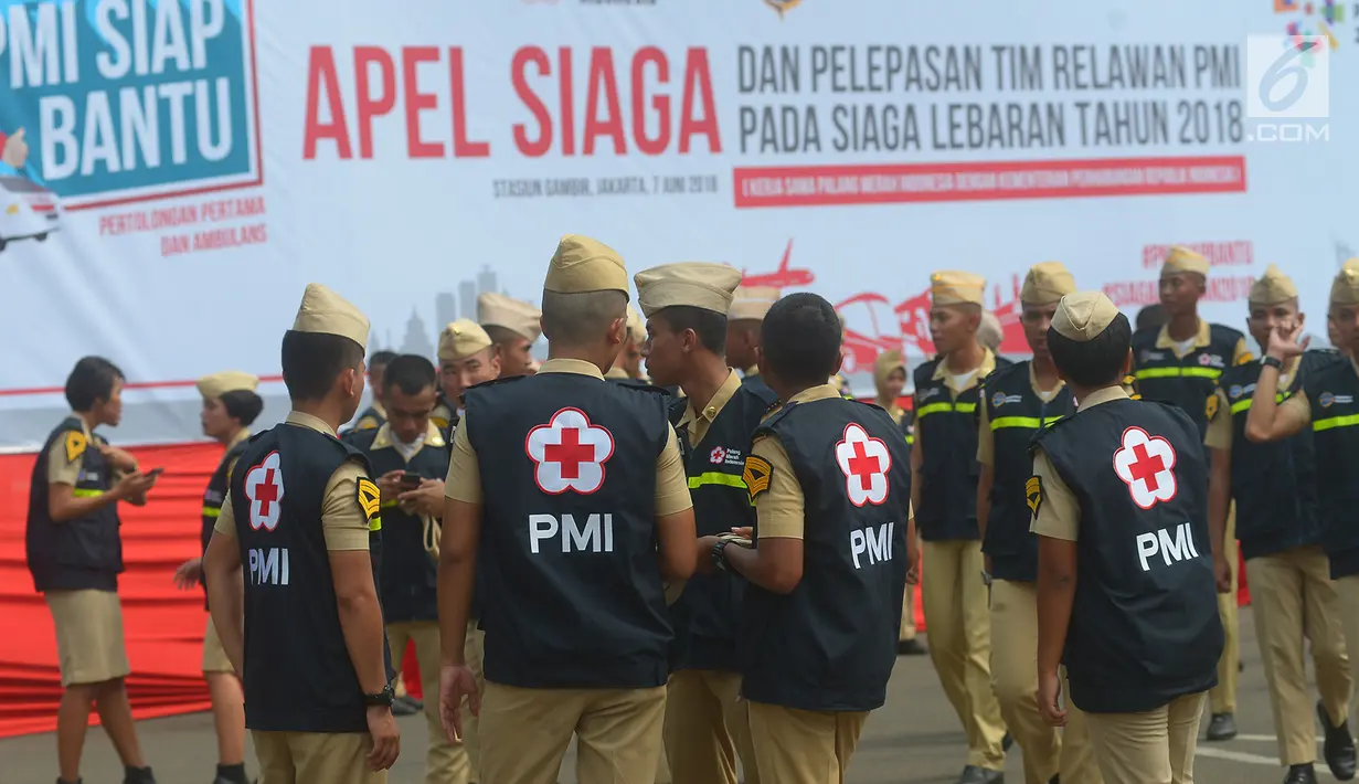 Para relawan PMI saat menghadiri apel siaga untuk Lebaran Tahun 2018 di lapangan stasiun Gambir,Jakarta, Kamis (7/6). Sebanyak 8.422 relawan dan para medis PMI di turunkan untuk lebaran tahun 2018. (Merdeka.com/Imam Buhori)