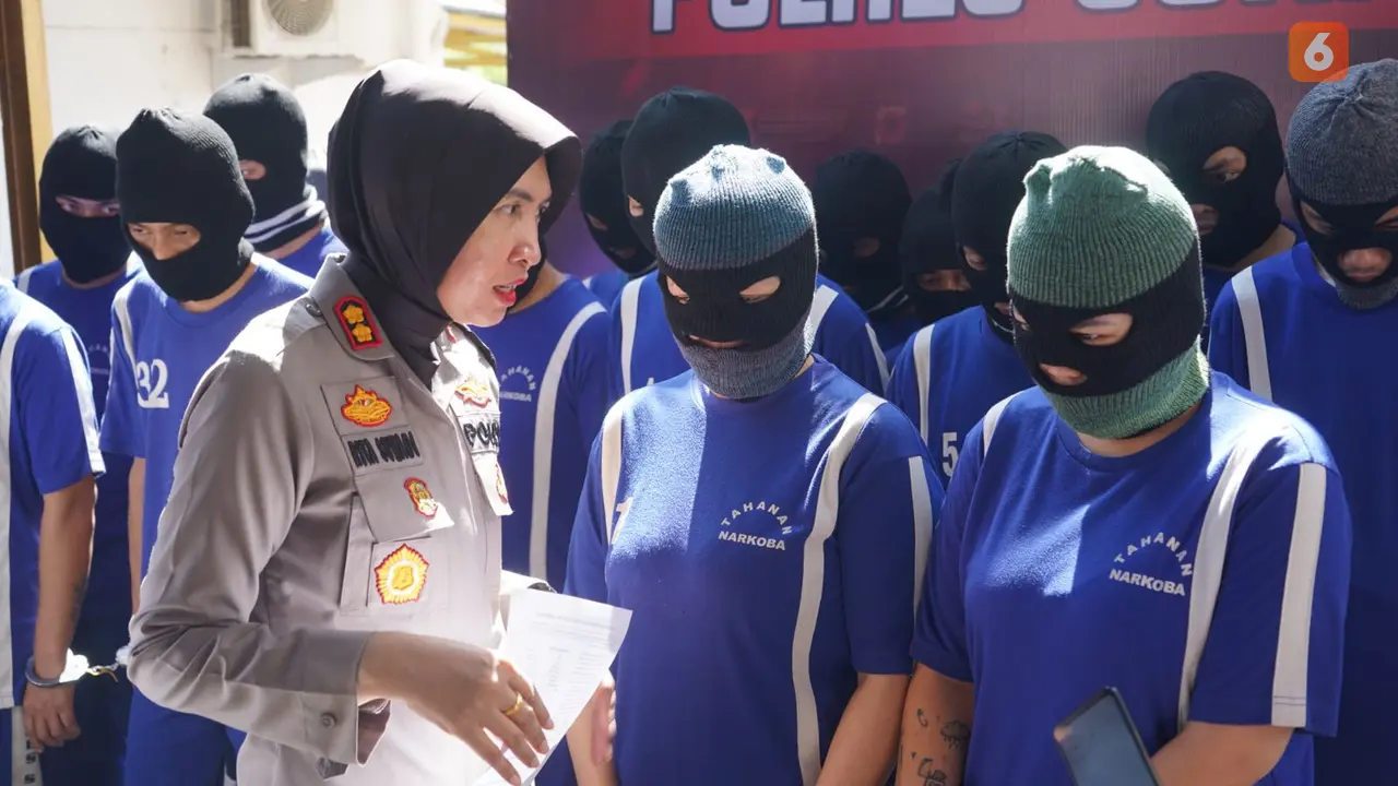 Ibu rumah tangga jadi tersangka bersama puluhan tersangka penyalahgunaan dan pengedaran narkotika dan obat terlarang, ditangkap Polres Sukabumi Kota (Liputan6.com/Fira Syahrin).