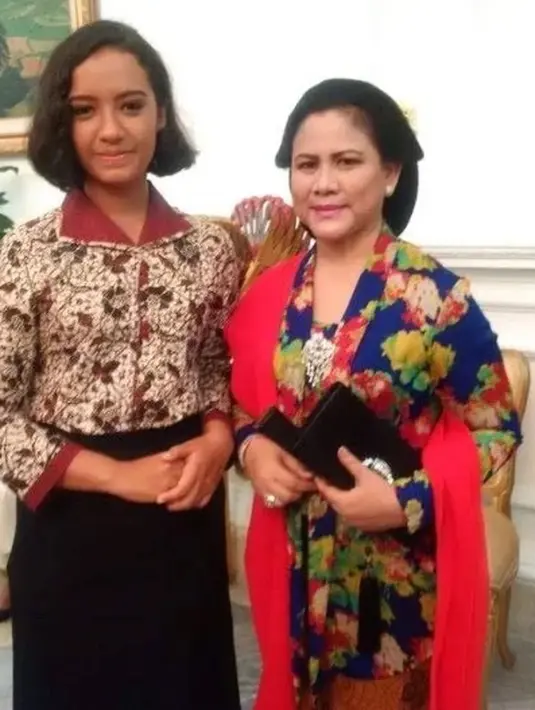 Pada upacara Hari Kemerdekaan ke-71, Iriana terlihat anggun mengenakan kebaya kutubaru bermotif floral dengan selendang polos merah. Lengkap dengan bros, dan sanggulnya. Dok. Instagram/@tutyadib