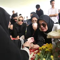 Pemakaman Ayah Olla Ramlan