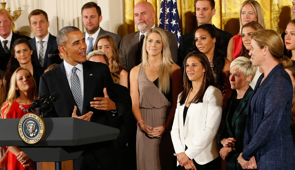 Presiden AS Barack Obama berbincang dengan pelatih tim USA Jill Ellis saat merayakan kemenangan tim sepakbola putri Amerika pada turnamen Piala Dunia Sepakbola Putri 2015 di Gedung Putih, Washington, Selasa (27/10). (Geoff Burke-USA TODAY Sports)