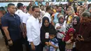 Presiden Joko Widodo menyapa warga saat meninjau rumah contoh untuk PPRG di Garut, Jawa Barat, Sabtu (19/1). Rencananya rumah tersebut akan dibangun 500 unit, dimana tahap pertama dibangun 150 unit terlebih dahulu. (Liputan6.com/Angga Yuniar)