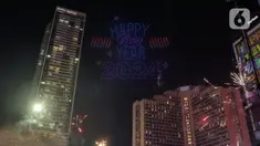 Atraksi formasi drone dan video mapping mewarnai malam pergantian tahun di kawasan Bundaran Hotel indonesia (HI), Jakarta, Senin (1/1/2024). Selain atraksi formasi drone, perayaan Tahun Baru 2024 yang dihadiri ribuan warga di lokasi tersebut juga diwarnai atraksi water mist, video mapping, serta kembang api. (Liputan6.com/Angga Yuniar)