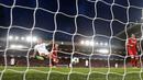 Pemain Sevilla, Wissam Ben Yedder berhasil membobol gawang Liverpool dalam laga Grup E Liga Champions di Stadion Anfield, Rabu (13/9). Sevilla berhasil menahan imbang Liverpool dengan skor 2-2. (AP Photo/Frank Augstein)