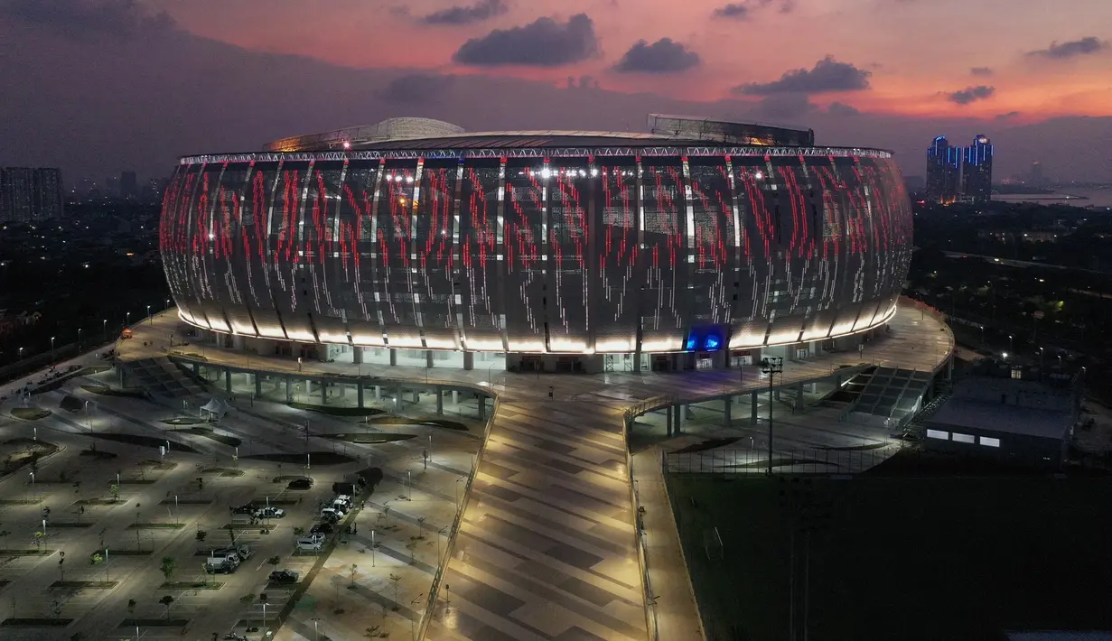 Foto udara memperilhatkan Jakarta International Stadium (JIS) yang baru didirikan untuk pertandingan sepak bola dan konser musik, di Jakarta pada 17 April 2022. Stadion termegah di Indonesia tersebut mampu menampung 82.000 penonton. (ADEK BERRY/AFP)