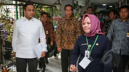 Presiden Joko Widodo (ketiga kiri) bersama Mendikbud Anies Baswedan (kiri) meninjau pelaksanaan Ujian Nasional (UN) di SMA Negeri 2 Jakarta, Selasa (14/4/2015). (Liputan6.com/Faizal Fanani)
