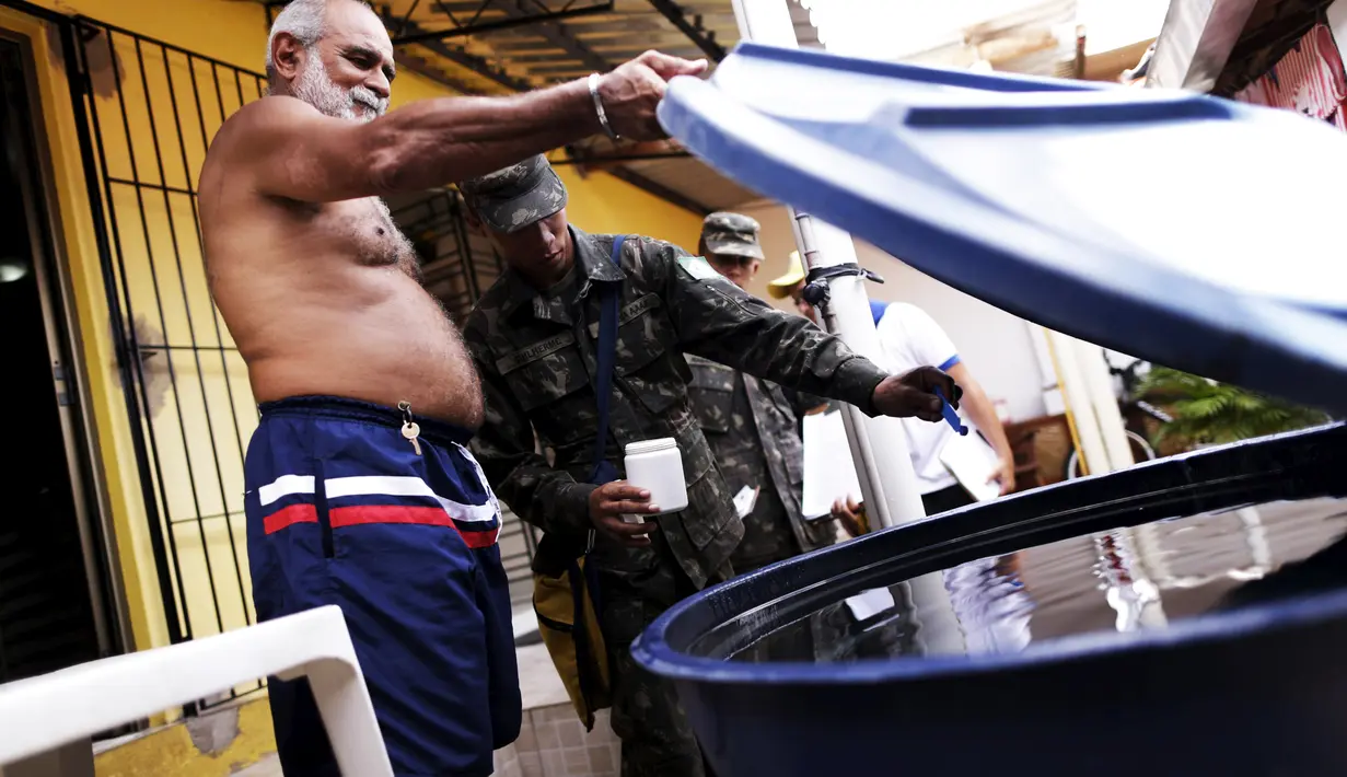 Petugas memberi pestisida di penampungan air untuk mencegah jentik nyamuk Aedes aegypti di Recife, Rabu (27/1). Brasil mengerahkan sekitar 200.000 tentara militer untuk memerangi nyamuk pembawa virus Zika yang menyebabkan cacat lahir (REUTERSJose Cabezas)