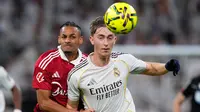 Duel Dean Huijsen dan Djibril Sow dalam laga Liga Spanyol antara Real Madrid vs Sevilla, Minggu (21/12/2025). (AP Photo/Manu Fernandez)
