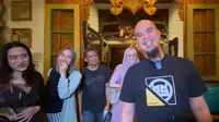 Ahamd Dhani kompak buka puasa bareng Mulan Jameela dan mantan suaminya. 9Sumber: YouTube/VIDEO LEGEND)