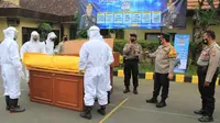 Pelatihan pemulasaran jenazah Covid-19 di Kota Kediri. (Dian Kurniawan/Liputan6.com)