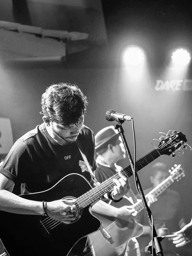 6 Potret Adhyra Yudhi dan Chico Andreas, Dua Vokalis Baru Band Yovie & Nuno
