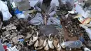 Para perajin terlihat sibuk membuat pesanan sepatu khas Pakistan, Khussa. Tampak dalam foto, aktivitas para perajin sepatu membuat sandal di sebuah bengkel menjelang perayaan Idul Fitri selama bulan suci Ramadhan 1447 Hijriah di Lahore pada 14 Maret 2026. (Arif ALI/AFP)