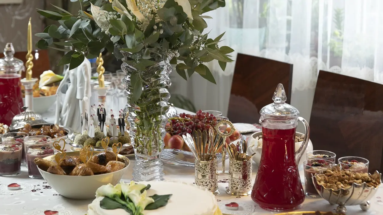 Ide Mendekorasi Meja Makan Idul Fitri agar Lebih Hangat dan Elegan