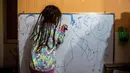 Kehity Collantes (5) tersenyum pada gambar ibunya, Silvia Cano yang meninggal karena COVID-19 pada usia 37 tahun, di rumah tempat dia tinggal bersama ayah dan bibinya di Santiago, Chili, 19 Agustus 2020. "Ayah, ayah, mengapa ibu meninggal?" Kehity bertanya pada ayahnya, Jose. (AP/Esteban Felix)